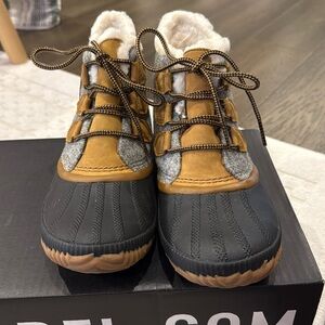 Sorel Out n About Plus Wool Duck Boots Womens Gray Black Insulated Waterproof 9